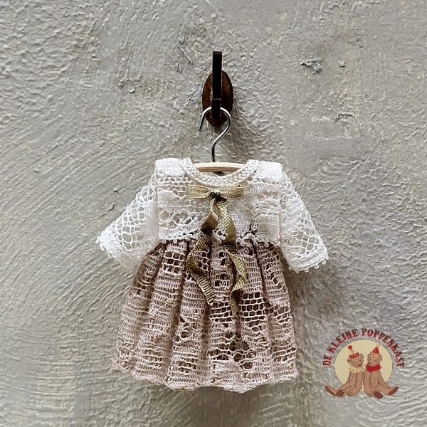 Miniatuur babyjurkje beige/antiek beige – Poppenhuis kleding 1:12 – Kant - Afbeelding 2