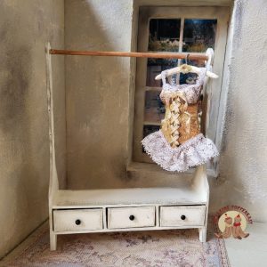 Kant-en-klaar kledingrek – beige geschilderd en oudgemaakt 1:12